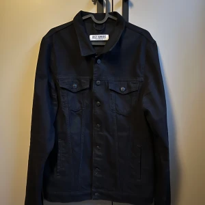 Denim/jeans jacka  - Storleken är XL men skulle säga att den sitter som en mindre XL eller en bra large. Bara testad 1 gång så den är ny Köpt för 999kr så säljer den för 450kr