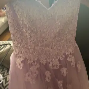 ✨Säljer denna bal klänning då den inte har kommit till användning. Den är i storlek 38,ljus lila. Den är i perfekt skick. Klänning är från Hebeos✨