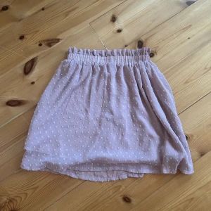 Kjol - Super fin kjol som knappt är använd. 🤍 Underkjolen är helt ny så 100kr för begge o 50kr för bara ”vanliga” kjolen. 🤍 (Den är mer rosalila i verkligheten, ser mer smutslila ut på bilderna!!!). 🤍 Underkjolen SÅLD! 