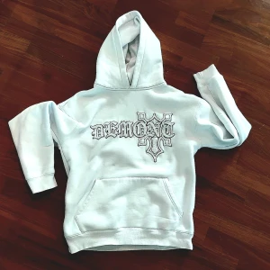 Demont Hoodie - Sjukt snygg Demont hoodie från deras förra drop som inte längre passar. Sitter riktigt skönt med boxy passform. Den är i mycket bra skick utan tecken på användning. Nypris ligger på 999kr. Pris går att diskutera, skriv om du har frågor!