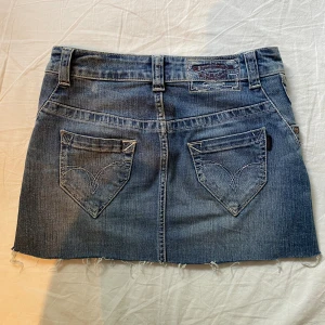 Jeanskjol - Mini jeanskjol från crocker. Kjolen var innan längre så jag klippte den kortare, det står ingen storlek men skulle uppskatta s. 36 cm rakt över midjan💖💖