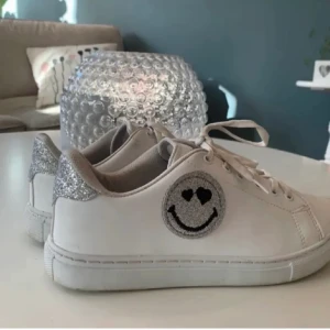 Smiley skor - Superfina skor som e perfekta nu till sommaren💕de är använda men fortfarande i bra skick (första bilen är lånad men de andra två är mina)