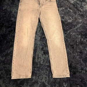 Jack n Jones jeans - Ett par feta jeans som tyvärr är för små för mig. Modell: Loose Chris, Riktigt bra skick Storlek 30/32