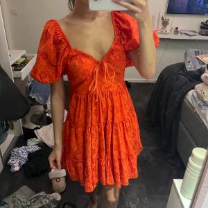 Röd/orange klänning från Chiquelle. Endast använd 1 gång, så i bra skick 