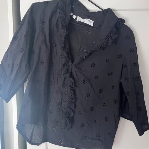 svart broderad blus - Såå söt broderad blus från second Female🥰Aldrig använd!