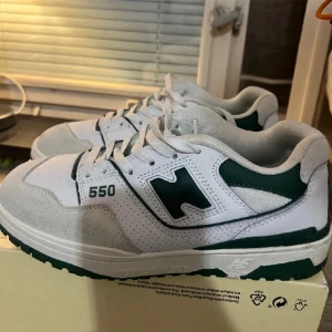 New Balance 550 - Fräscha New Balance. Skulle ändå säga att skicket är 9/10. De är storlek 40 dock så skulle jag säga att de sitter som 39 då de var lite små i storleken 