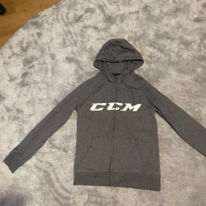 ccm tröja  - Hej. Säljer nu min tröja då den inte kommer till andvändning. Storlek är xs. Hör av er vid frågor 