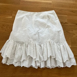H&M kjol - Jättefin kjol från H&M. Dragkedja på ena sidan. Storlek 34/XS. Ej stretchig. Tycker den är stor i storleken. Längd ca 47cm, midjemått rakt över ca 34cm. Den har lite små fläckar som knappt märks, går kanske bort i tvätt, skriv för bilder💓