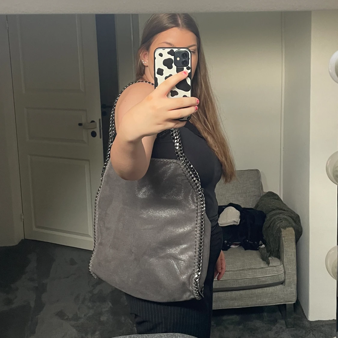 En grå väska med kedjor - 91