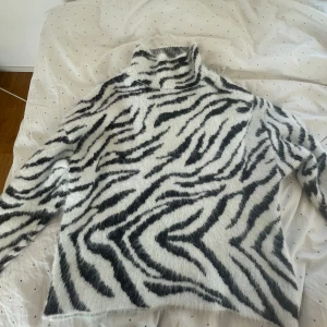 Mysig päls tröja - Den är i ett bra skick, nästan aldrig använt då jag ej haft någon användning av den. Den är jätte mysig och fin, ärmarna är långa och den är inte så pass lång. Storlek Xs men passar till S.