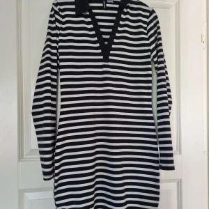 Randig klänning  - Aldrig använd