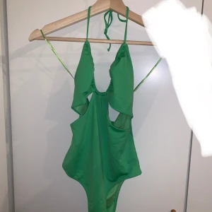 Oanvänd baddräkt! - Säljer min otroligt snygga oanvända baddräkt till ett jättebra pris! Plagget sitter bäst på storlek S eller XS. Skriv ett meddelande om du har frågor!