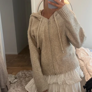 Stickad hoodie - Så fin, stickad och mysig hoodie med dragdkedja. Perfekt till sena sommarkvällar! Beige färg som passar mellan XS-M beroende på passform. Skriv gärna vid frågor 🤍