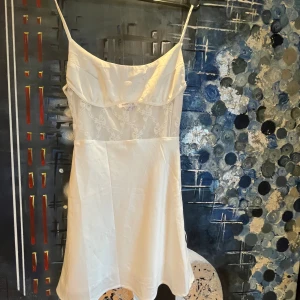 Vit spetsdröm klänning  - Vi alla vet spets är inne! Här har jag en spetsdröm klänning som sitter sjukt snygg. Om du vill se snygg ut under sommaren, här har du nyckeln till ditt problem. Nyskick och dessutom prislapp kvar på klänningen är kvar.