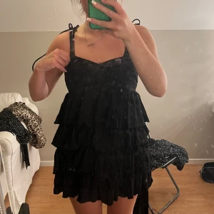 Volangklänning  - Väldigt eftertraktad volangklänning från HM, säljer då den ej passar mig (obs skickar ej fler bilder), använd gärna köp direkt (andra bilden är lånad)🫶🏼