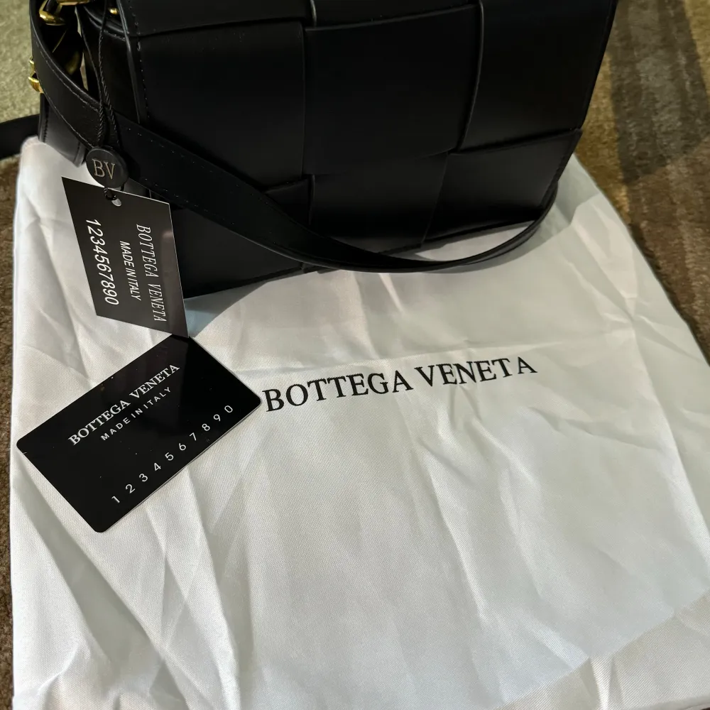 New with tags  black bag Bottega Veneta  leather. Väskor.