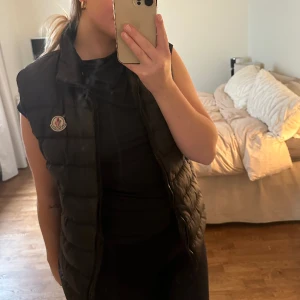 Moncler väst  - En super fin väst i storlek M , säljs pga att jag aldrig använder den 