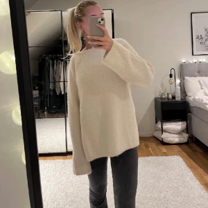 Glittrig stickad  - Glittrig stickad tröja från h&m, använd fåtal gånger💕 Storlek S **lånade bilder*