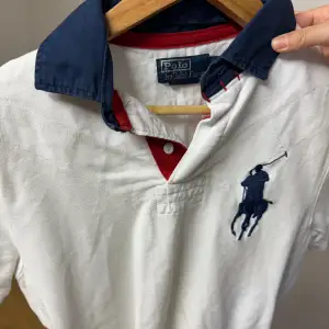 En Ralph Lauren tröja som inte kommer till användning därav bra skick. 