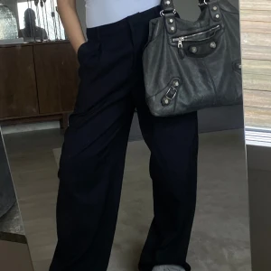 Lågmidjade kostymbyxor - Jag säljer mina lågmidjade kostymbyxor från Weekday! Sååå snygga men har insett att jag trivs bäst i högmidjat💖storlek 40 men då sitter dem lågt på mig som brukar vara 36/38