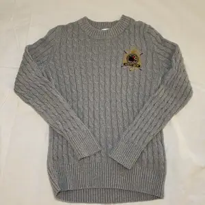 En jätte fin grå kabel stickad tröja från Gina tricot falsterbo kollektion. Köpt på Falsterbo horseshow