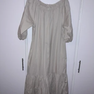 Beige klänning Storlek M - Helt nytt Oanvänd. Snälla kontakt mig för mer bilder och innan du köper  Priset kan diskuteras 