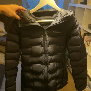 Peak Performance Jacka (Dam) - Tja! Säljer denna otroligt fina Peak Perfromance jackan. Jackan är i storlek L och är en dammodell. Jackan har tagits hand om väl och har inga skador eller liknande. Pm vid fler frågor, söker snabbaffär !