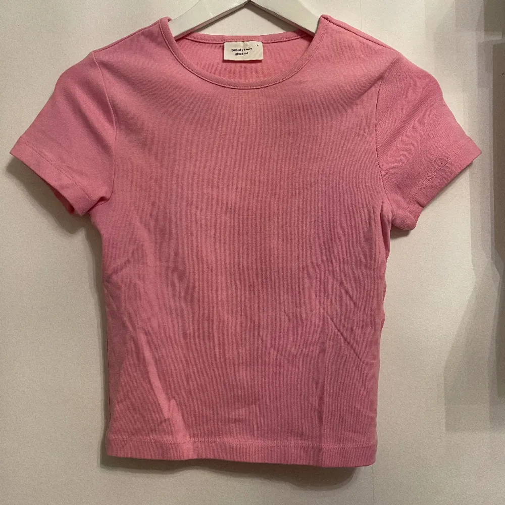 säljer denna rosa t-shirt pga kommer inte till användning (ser mönstrad ut på bild vilket den inte är). Toppar.