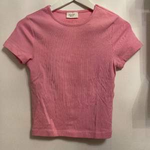 säljer denna rosa t-shirt pga kommer inte till användning (ser mönstrad ut på bild vilket den inte är)