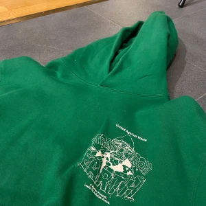 Hm hoodie - Säljer många av mina underbara plagg då jag uppgraderar garderoben.  Detta är min Hoodie från när hm gjorde collab med John Boyega. En Hoodie med mycket mer kvalitativ material