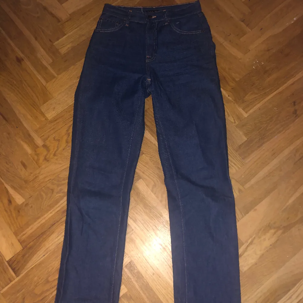 Tar en intressekoll på mina strait nudie jeans. Dem är 25/30 men passar på mig som har 27/30. Nästan aldrig andvända . Jeans & Byxor.