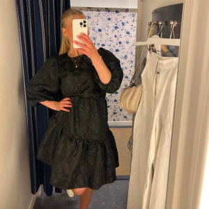 Neo noir klänning - Säljer min svarta neo noir klänning i storlek xs  som aldrig är använd!☺️ Skriv för privata bilder eller frågor <3 (Stor i storleken) är 161cm lång