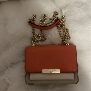 Michael kors axelväska   - Fin väska till vardagen, lite missfärgad därav sänkt pris. 