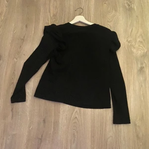 Zara tröja - Säljer en svart tröja från zara med volanger på axlarna. Tröjan är sparsamt använd och i storlek L