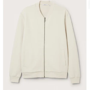 Bläck Bomberjacka  - Säljer den här feta Bomberjacka då den är för stor för mig, storlek L, aldrig använd. Pris kan diskuteras 🤝