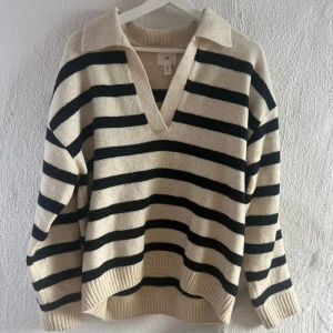 Randig tröja  - Säljer en randig tröja i fint skick ifrån hm Oversize. Storlek S 