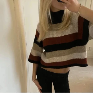Tröja  - Lånad bild! Fin tröja som jag knappt använt eftersom jag inte tycker om hur den sitter på mig! Har inga fler bilder med den på och tar inte emot prisförslag under priset jag angett!!