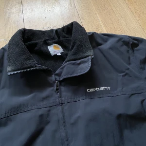 Carhartt jacka - Snygg jacka som är tunt fodrad från Carhartt. Passar bra till höst och vinter. I gott skick!🌟
