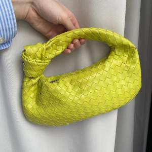 En grön väska som är inspirerad utav bottegas jodie modell💚💚 i fint skick och får plats med det mesta du behöver💕