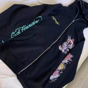 säljer denna feta ed hardy zip up hoodie köpt för runt 800kr då den ej kommer till mycket användning 💓 storlek M/L, passar ganska oversized på mig med XS, nyskick då de bara har använts några par gånger💋pris kan diskuteras o tryck gärna på köp nu😊