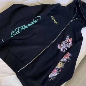 Ed hardy zip-up huvtröja - säljer denna feta ed hardy zip up hoodie köpt för runt 800kr då den ej kommer till mycket användning 💓 storlek M/L, passar ganska oversized på mig med XS, nyskick då de bara har använts några par gånger💋pris kan diskuteras o tryck gärna på köp nu😊