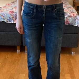 Ltb Valerie jeans  - Mörkblåa lågmidjade Ltb jeans i modellen valerie. Midjemått ca 80 cm men är stretchiga så kan bli mycket större, innerbenslängden 80 cm. Skriv om du har fler frågor🌟 Tryck inte köp nu!