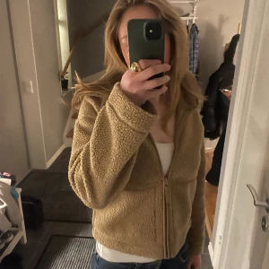 Brun hm Teddy jacka - Jätte fin Teddy jacka som är super populär!🙌💕  väldigt snygg och varm💖färgen är mest rätt på den första bilden!