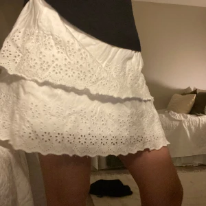 Kjol (miniskirt)  - En somrig vit kjol som aldrig är använd, är i fint skick och kommer från zara. Används  aldrig pågrund av att jag aldrig hittar något tillfällen till att använda den. ❣️