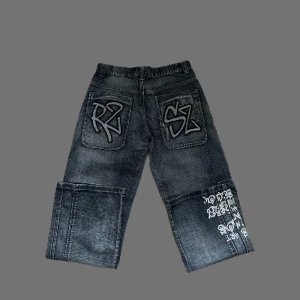 Y2K BAGGY JEANS - Skitcoola baggy jeans köpta under 2000 talet! Midjemåttet; 40cm tvärsöver, innerbenslängd; 83cm . PS; KOLLA IGENOM MITT KONTO NI KOMMER HITTA MÅNGA Y2K OCH VINTAGE PLAGG! 