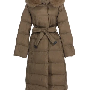 FurStockholm Lilly - Näst intill oanvänd jacka från FurStockholm i modell Lilly. Endast haft den på mig påväg till kontoret (insåg att den inte passade mig). Jackan når vanligtvis till vaderna men är upplagd hos skräddare och når till knät. 