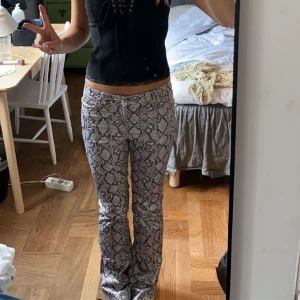 Ormskinnbyxor Weekday - Unika orsmkinnsbyxor!! Lågmidjade & utsvängda. Strl 36. Köp direkt för 350kr🥰🥰