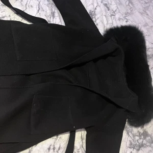 Päls kappa - Vill sälja denna jacka då den ej kommer till andvändning längre, andvänd 1 vinter, köpt förra året, storlek xs passar S köpt för 3200.  Kan gå ner i pris vill få bort den så snabbt som möjligt då den har plats för att jag ej använder den mer