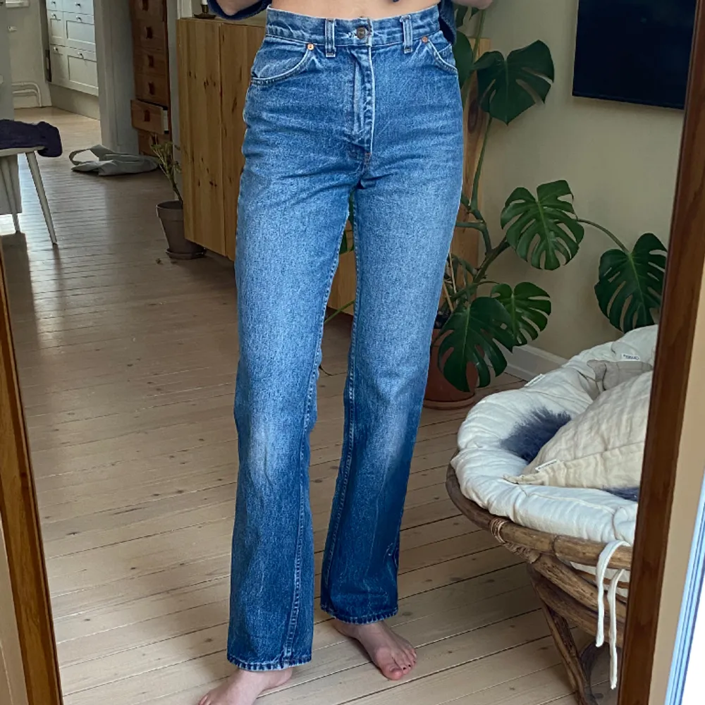 Vintage jeans i perfekt tvätt. Passar storlek 25/25 (XS/SMALL) rak modell med hög midja.   Jag är 1.72 lång. . Jeans & Byxor.