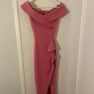 Rosa festklänning med volanger i storlek XS.